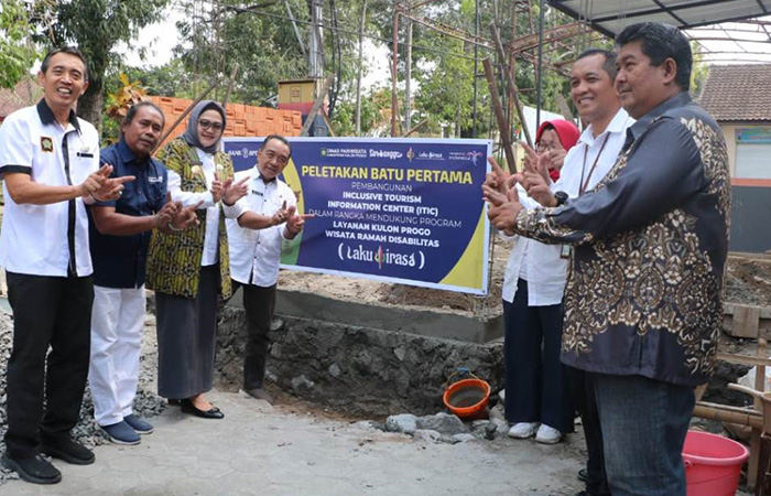 TEROBOSAN: Penjabat Bupati Kulon Progo Ni Made Dwipanti Indrayanti saat peletakan batu pertama pembangunan gedung ITIC di Kompleks Kantor Dinas Pariwisata Kabupaten Kulon Progo, Rabu (18/10).