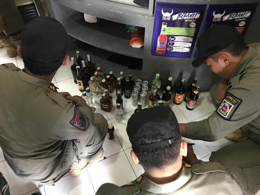 Petugas Satpol-PP Sleman saat melakukan operasi yustisi minuman keras pada Senin (16/10). FOTO// IWAN NURWANTO