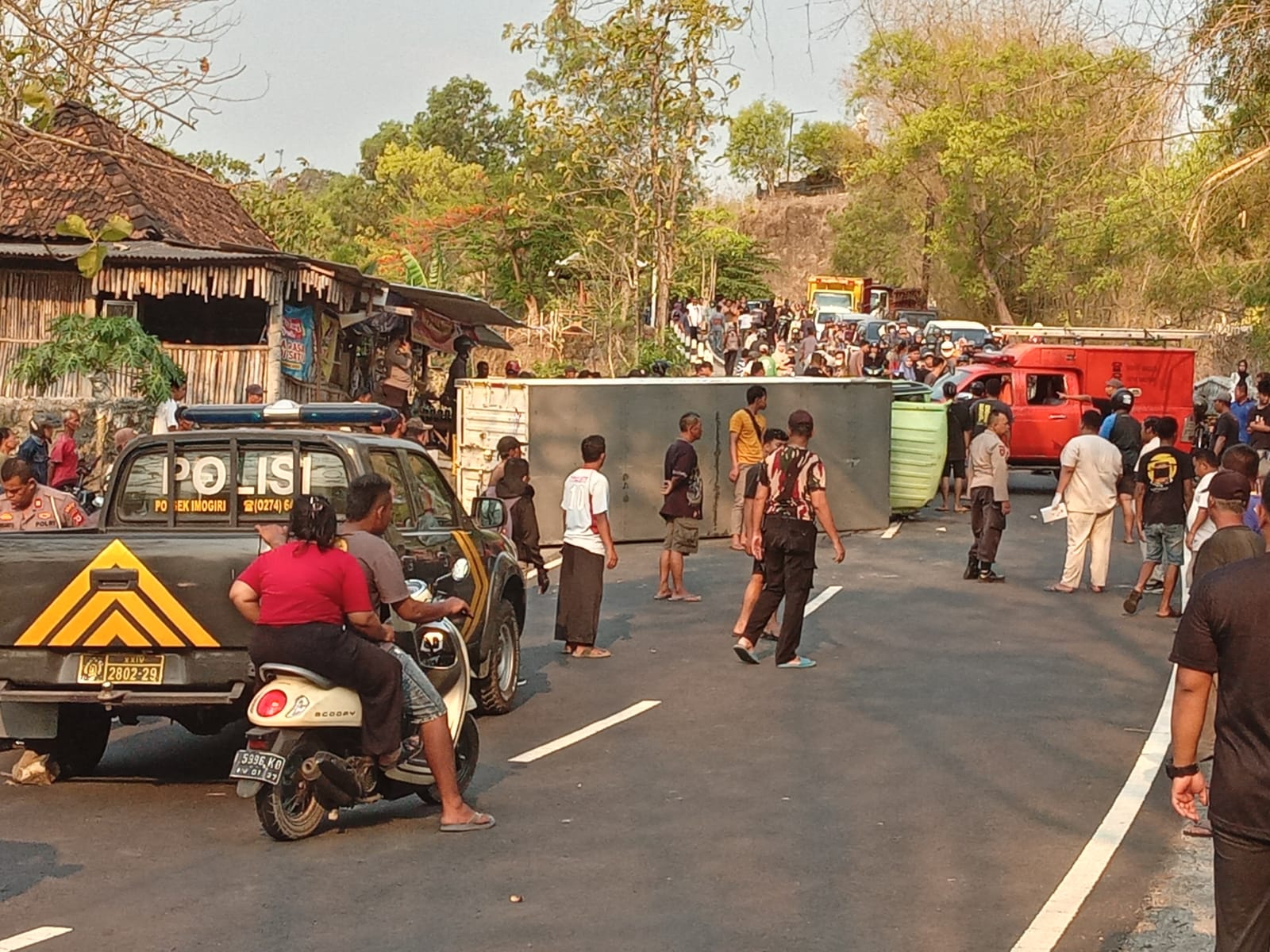 NGGULING: Truk terguling di kawasan Bukit Bego, Padukuhan Kedungbuweng, Kalurahan Wukirsari, Imogiri, Bantul. (Dok Polsek Imogiri)
