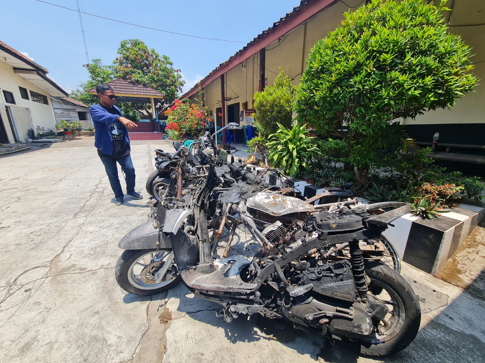 HANGUS: Beberapa motor menjadi korban anarkis dari kerusuhan antarmassa simpatisan di Muntilan, Minggu (15/10) lalu.