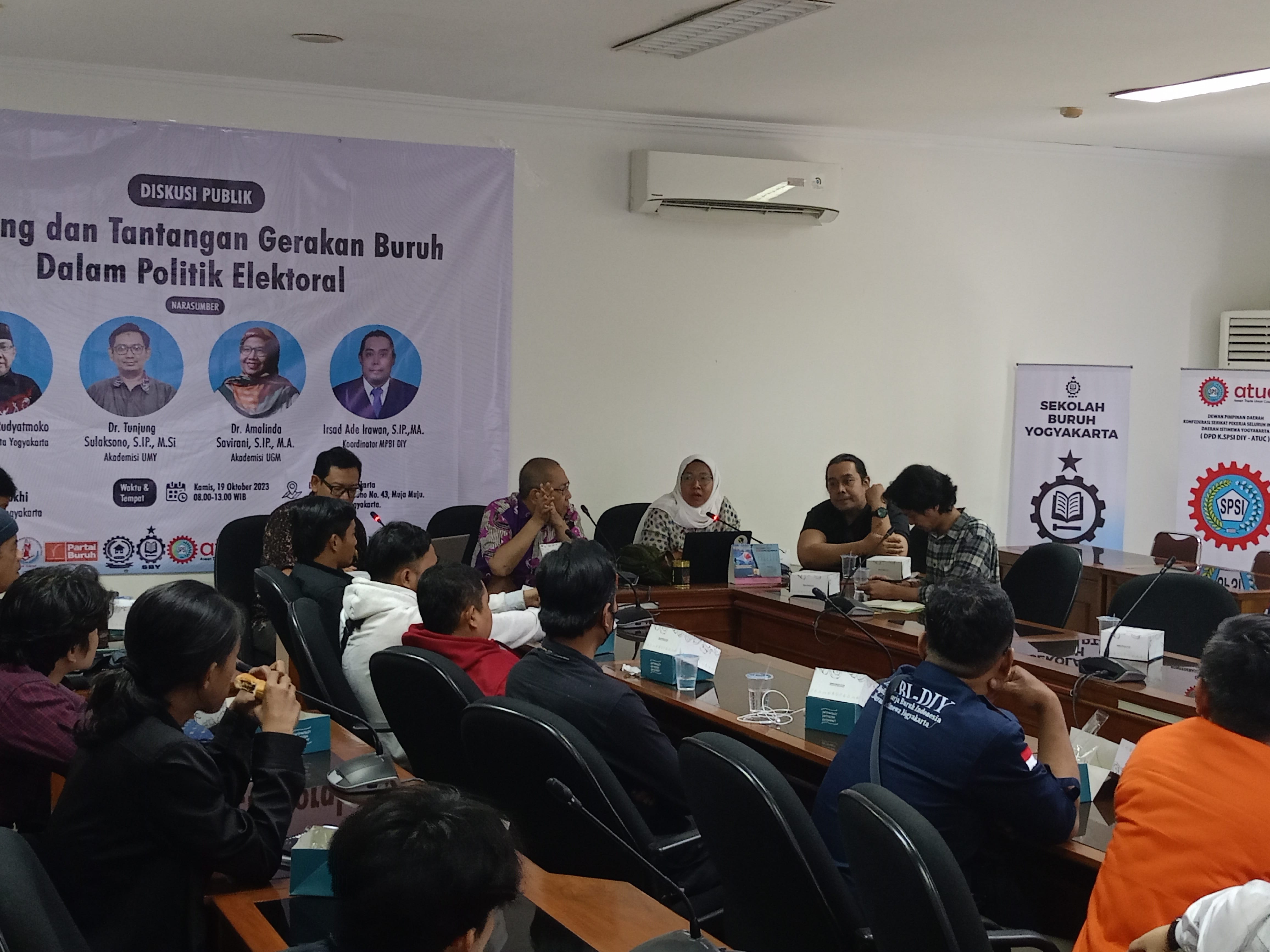 gelaran diskusi publik di Kantor DPRD Kota Jogja, Kamis (19/10).