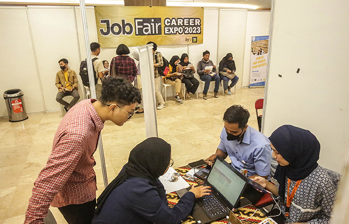 Pengunjung mencari lowongan pekerjaan saat Jobfair career expo 2023 di Atrium Lippo Plaza, Jogja, Kamis (19/10). (Elang Kharisma Dewangga/RADAR JOGJA).