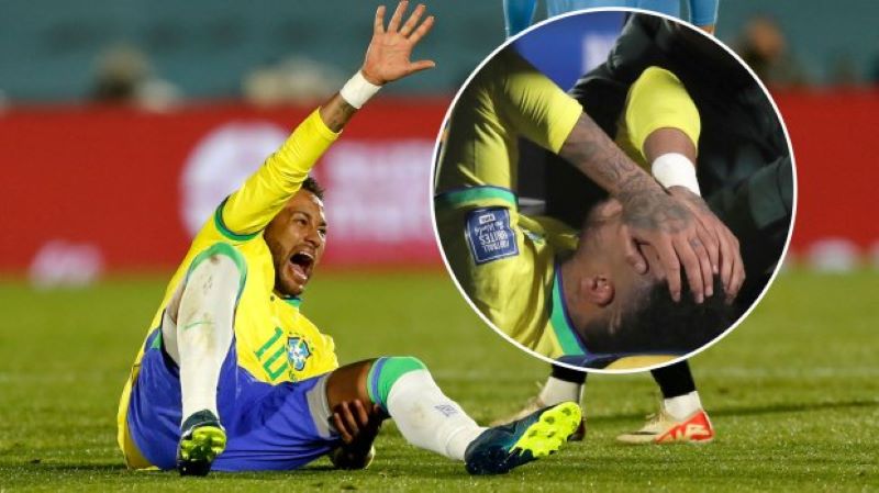 Neymar cedera setelah jatuh dengan tumpuan tidak sempurna saat menghdapi Uruguay (thesun)