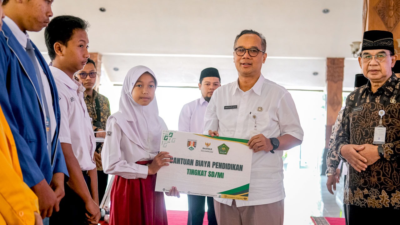 SIMBOLIS: Baznas Kota Magelang memberikan biaya bantuan pendidikan kepada perwakilan siswa-siswa di Kota Magelang, Kamis (19/10). (Dok Prokompim Kota Magelang)