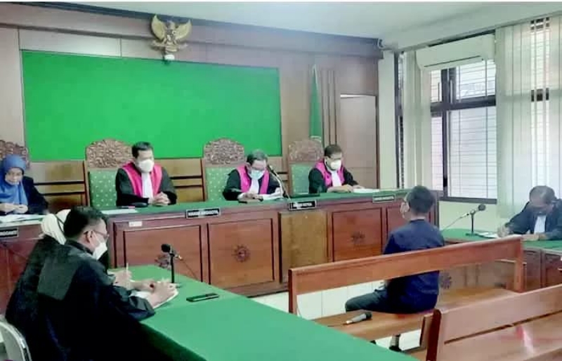 LEBIH RINGAN: Terdakwa kasus korupsi RSUD Wonosari Aris Suryanto saat mendengarkan putusan majelis hakim di PN Jogja. (Khairul Ma