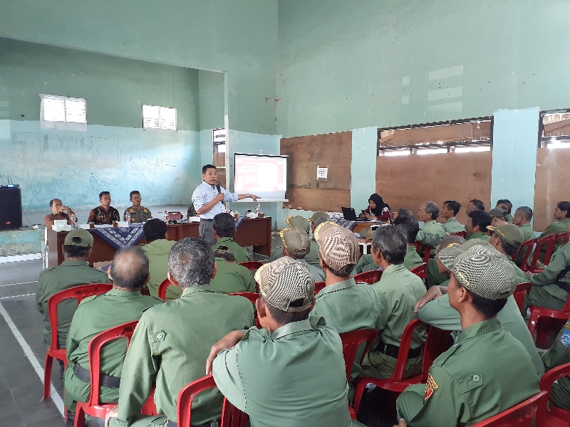 AKTIF: Suasana peningkatan kapasitas satlinmas Kalurahan Wonokerto dan Bangunkerto, Turi, Sleman di Balai Kalurahan Wonokerto, Kamis (19/10). (IWAN NURWANTO/Radar Jogja)