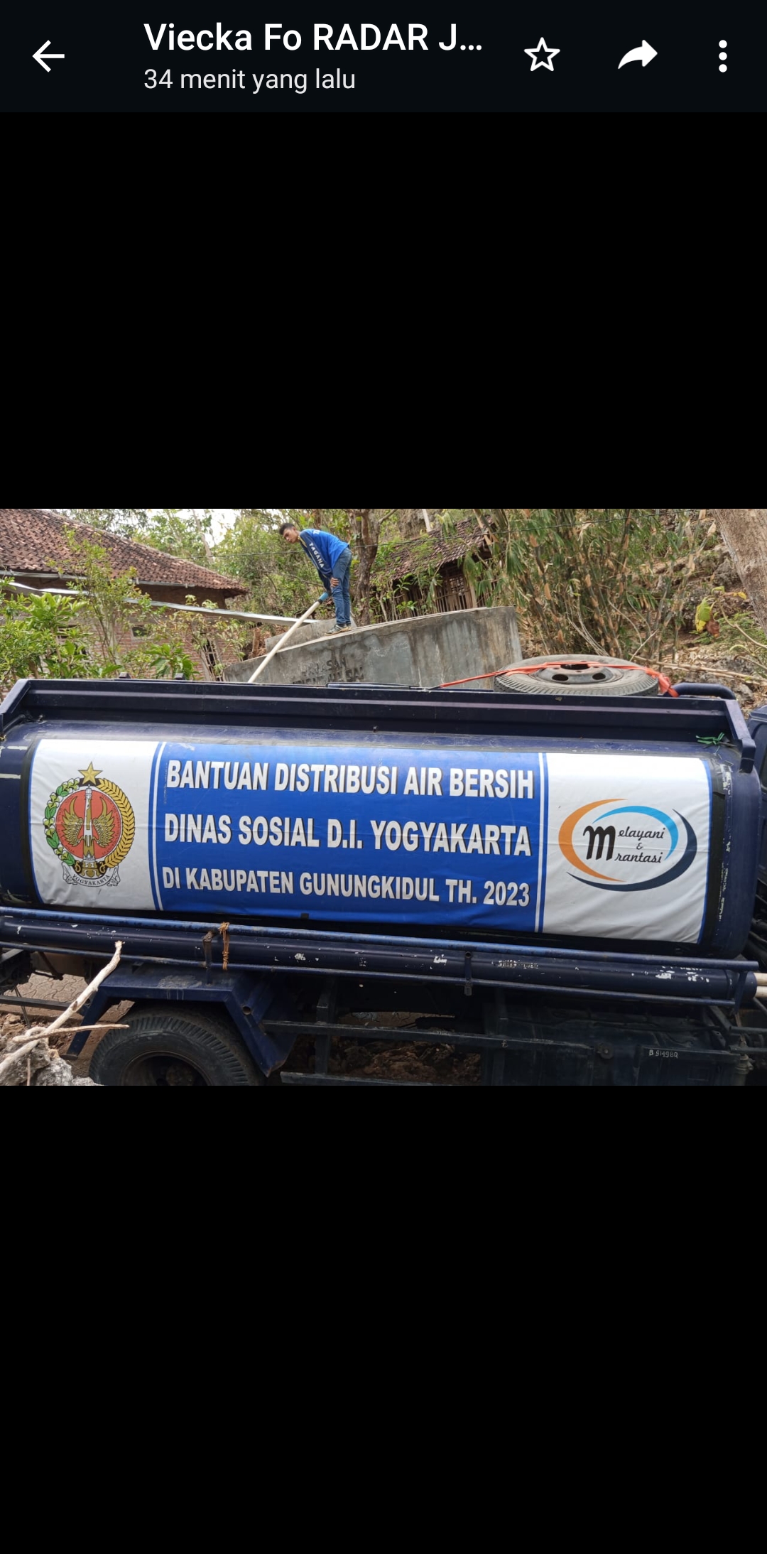 BERMANFAAT: Tangki bantuan air bersih Dinas Sosial tengah diterjunkan ke Dusun Trosari II, Tepus, Kapanewon Tepus, Gunungkidul karena dampak musim kemarau panjang ini.