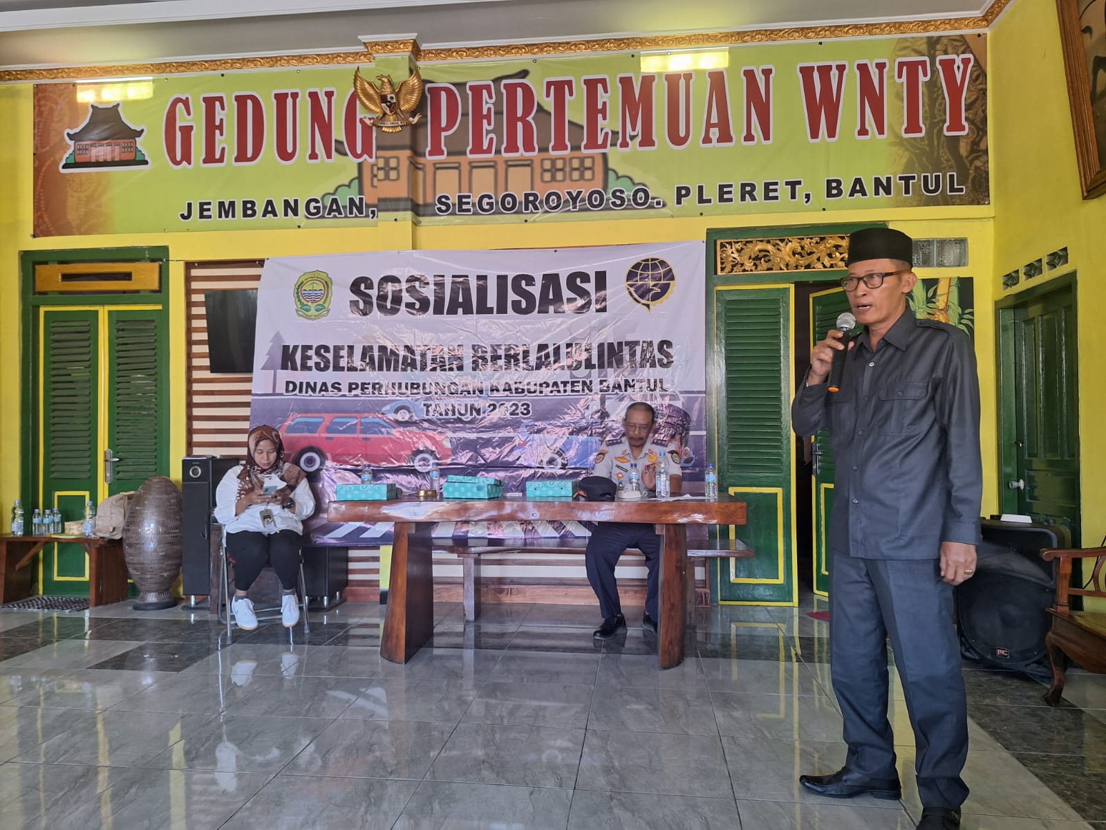 MENEKAN LAKA LANTAS: Suryono menyosialisasikan perihal keselamatan berlalu-lintas belum lama ini.(ISTIMEWA)