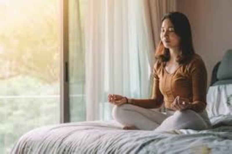 Seorang wanita konsentrasi melakukan yoga. (Parapuan.co)