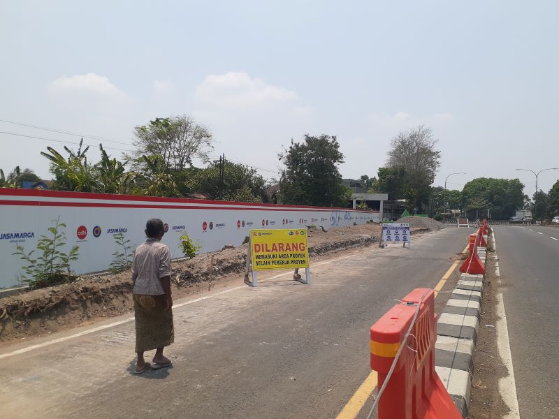 Suasana lokasi pembongkaran sparator Ring Road Utara di Trihanggo, Gamping, Sleman, pada Jumat (20/10). Proyek tersebut masuk dalam tahapan proyek Tol Jogja-Solo Seksi . FOTO// IWAN NURWANTO