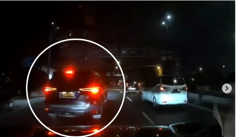 Mobil Toyota Fortuner yang digunakan pengemudi arogan. (Tangkapan layar Instagram/@lowslow.indonesia)