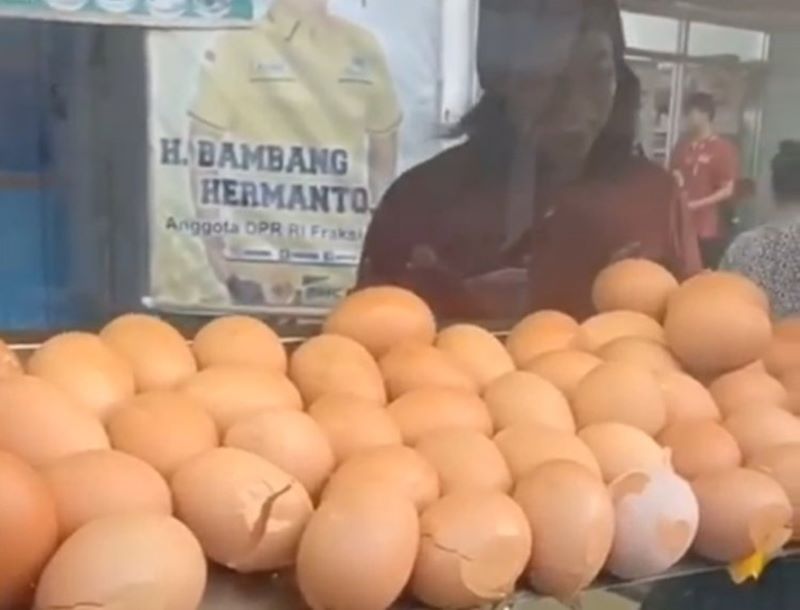 Telur penjual Martabak Di Indramayu  pecah Gegara Suara Sound System. (Instagram/@lambeturah_official)