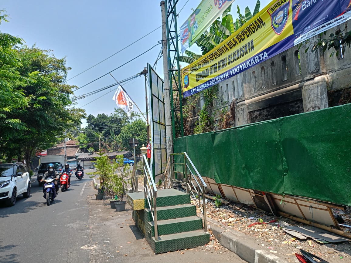 AWASI: Kondisi tempat pemberhentian bus Jalan Tentara Rakyat Mataram, Bumijo, Jetis, Kota Jogja yang kerap menjadi tempat pembuangan sampah ilegal, Jumat (20/10). (Alfi Annissa Karin/Radar Jogja)