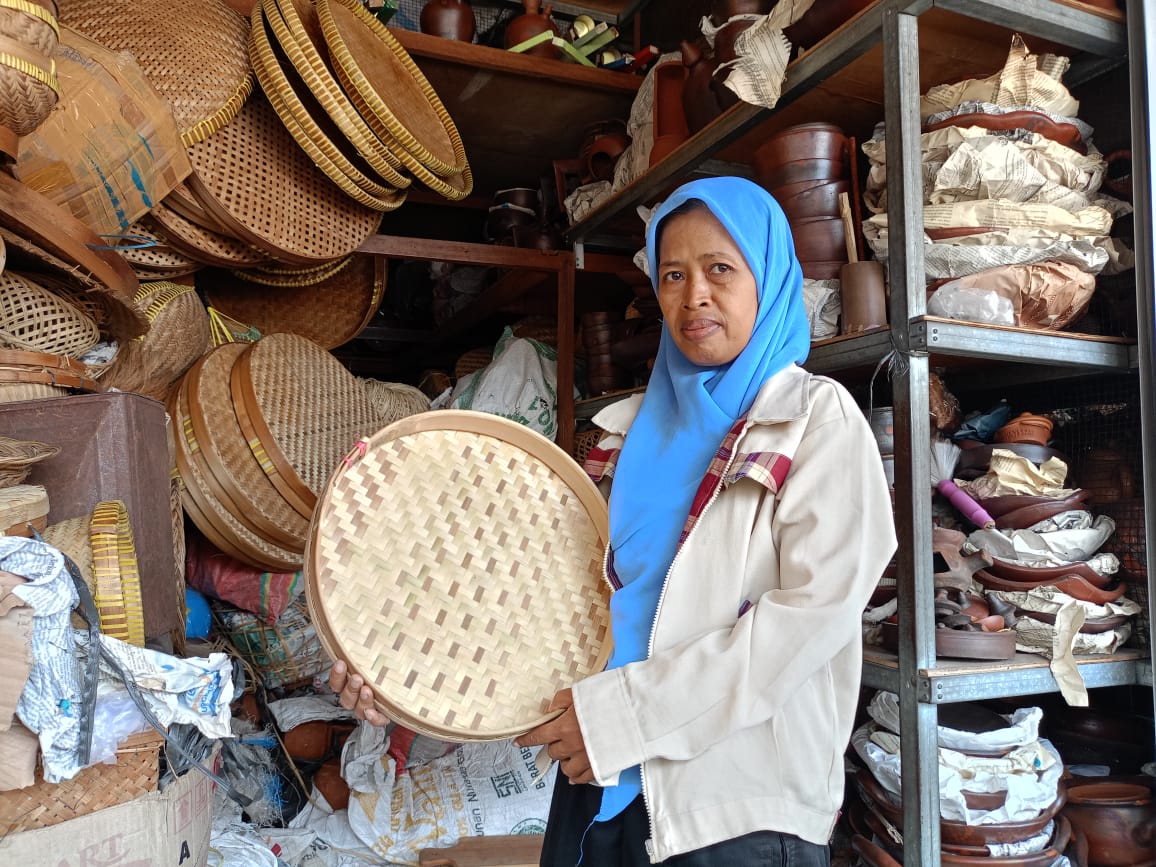 KUALITAS: Pedagang produk anyaman bambu di Pasar Beringharjo Yanti saat menunjukkan tampah Jumat (20/10). (Alfi Annissa Karin/Radar Jogja)