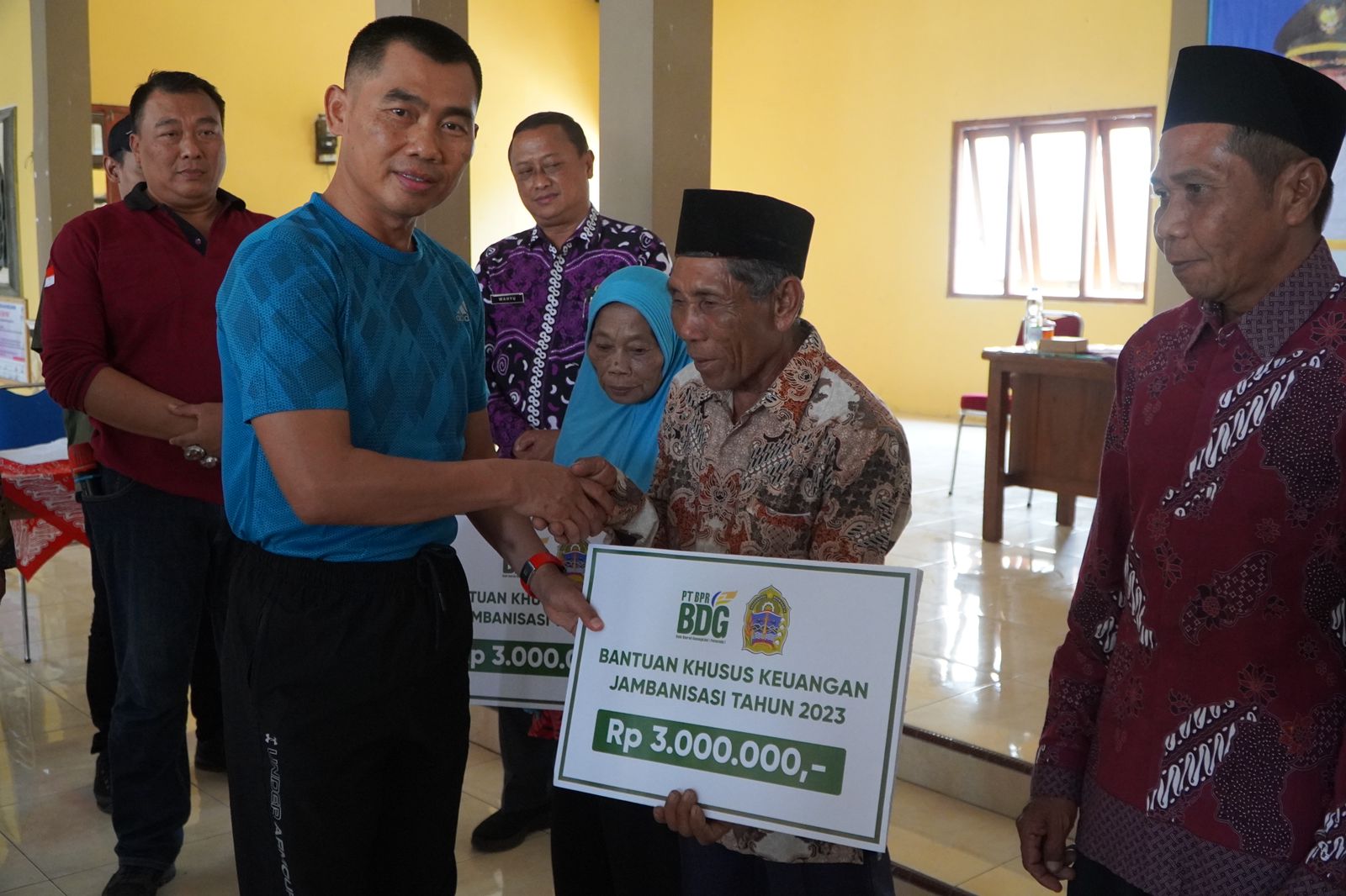 BIAR SEHAT: Bupati Gunungkidul Sunaryanta saat seremonial penyerahan bantuan stimulan program jambanisasi di wilayah Kapanewon Ponjong Jumat (20/10).