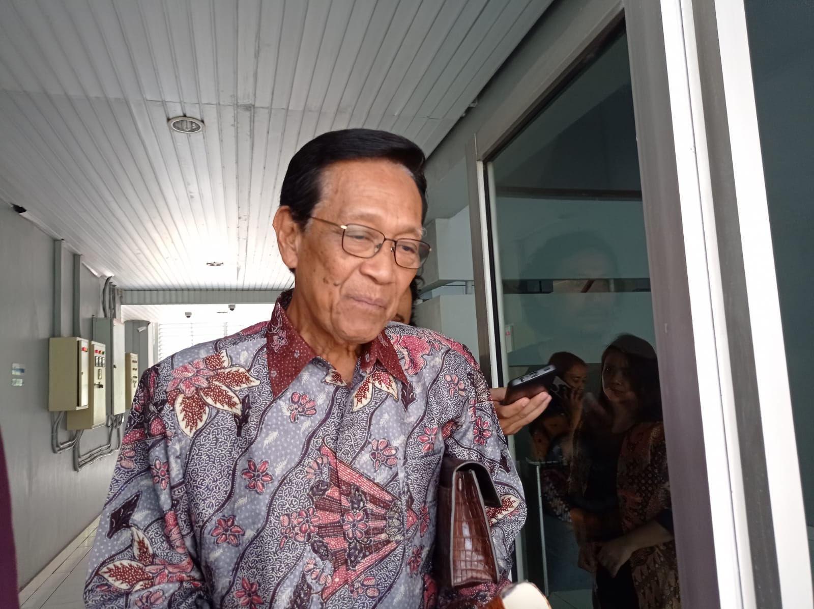 JALANI SAJA: Gubernur DIY Hamengku Buwono X di kompleks Kepatihan Jogjakarta Jumat (20/10). (Winda A.I. Puspita/Radar Jogja)