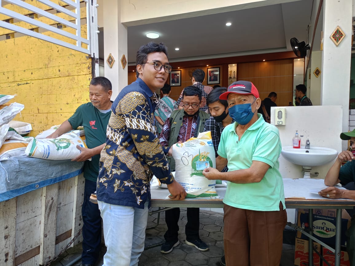 SANGAT CUKUP: Pemberian bantuan pangan di Kemantren Danurejan beberapa waktu lalu. (Alfi Annissa Karin/Radar Jogja)
