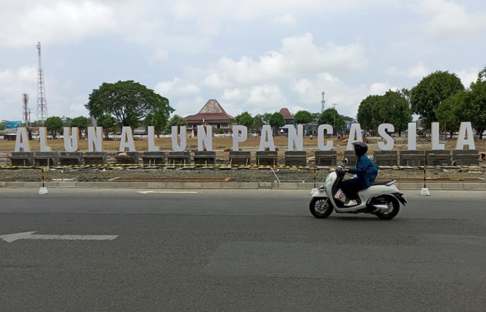 NAMA BARU : Plang nama Alun-alun Pancasila telah dipasang dalam proyek revitalisasi Alun-alun Kebumen.M HAFIED/RADAR KEBUMEN