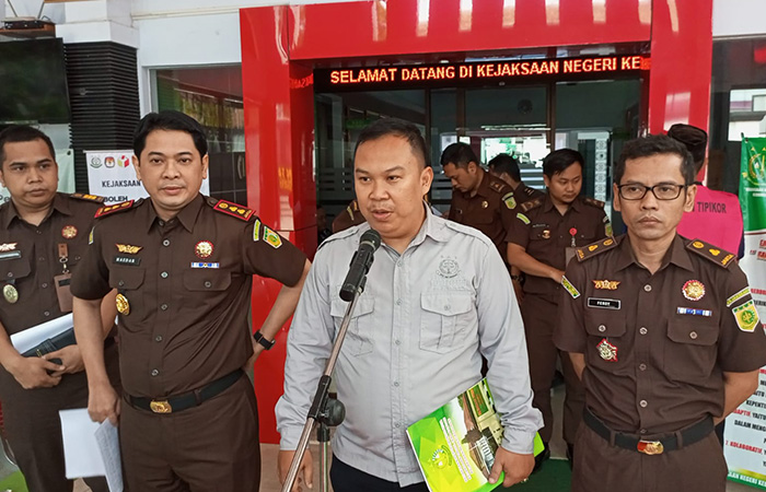 UPDATE: Kasi Intel Kejaksaan Negeri Kebumen Ahmad Sudarmaji menyampaikan keterangan pers terkait penanganan kasus mafia pupuk di Kebumen.M HAFIED/RADAR KEBUMEN