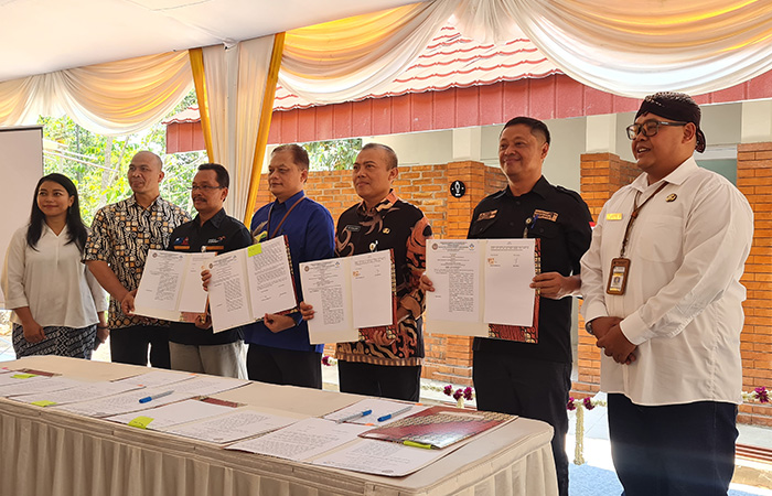 SIMBOLIS: Direktur Utama BOB (tengah) bersama Plh Kadisporapar Provinsi Jawa Tengah dan lainnya saat meresmikan toilet Desa Wisata Karangrejo, Jumat (20/10).Naila Nihayah/Radar Jogja
