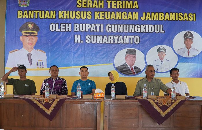 BIAR SEHAT: Seremonial penyerahan bantuan stimulan program jambanisasi di wilayah Kapanewon Ponjong (20/10).Dokumentasi Kominfo Gunungkidul