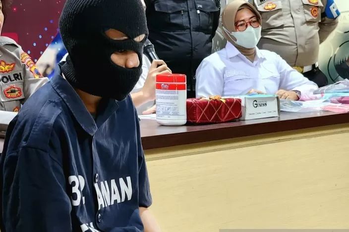 Pelaku pencabulan terhadap keponakannya yang masih berusia 6 tahun hingga tewas dihadirkan di Mapolrestabes Semarang, Kamis (19/10). (I.C. Senjaya/Antara)