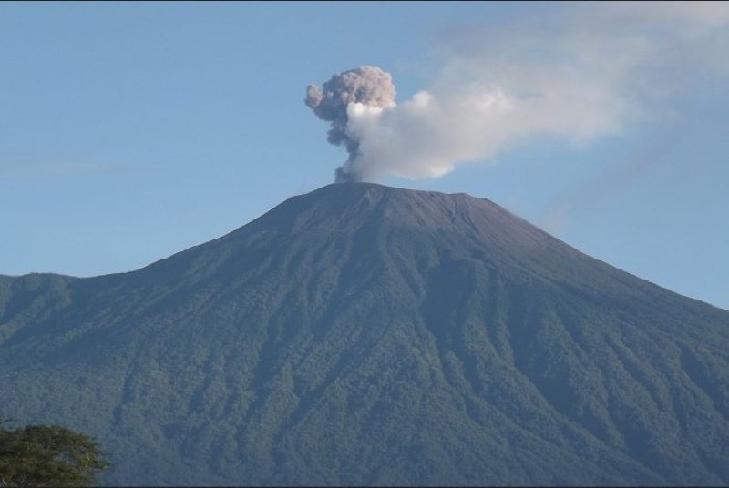 Gunung Slamet yang berada di wilayah Kabupaten Banyumas, Purbalingga, Pemalang, Tegal, dan Brebes, Jawa Tengah (sumber sekretariat kabinet)
