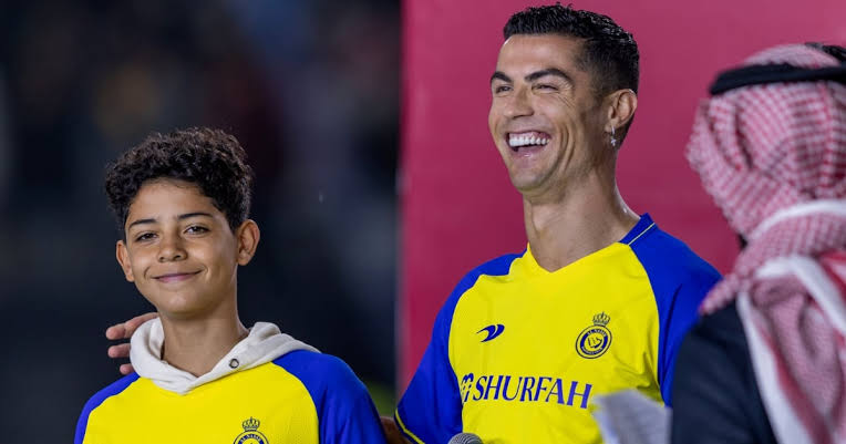 Ronaldo dilarang pensiun oleh sang anak untuk bisa bermain bersamanya (Foto The Sun)