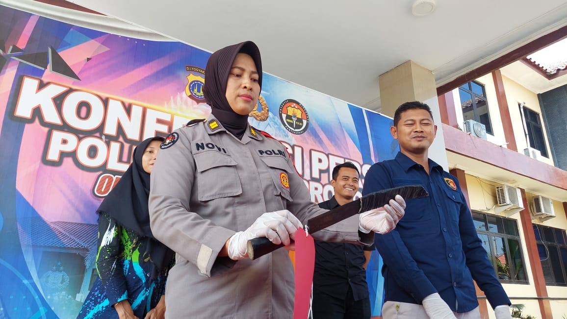 DIBEKUK: Pelaku curas berinisial M, 41, warga Pengasih saat diamankan petugas di Mapolres Kulon Progo berikut barang bukti kejahatannya, kemarin (20/10)