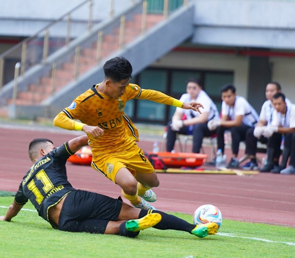 Pemain Bhayangkara FC berebut bola dengan pemain PS Barito Putera (IG BhayangkaraFC)