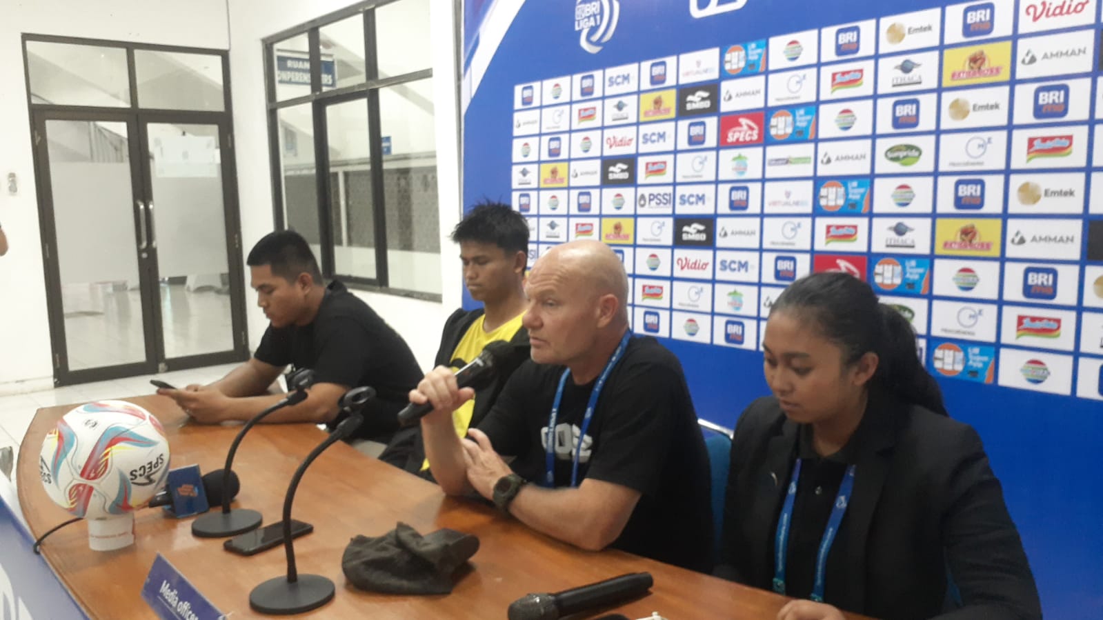 SERI: Pelatih PSS Bertrand Crasson usai laga PSS melawan Persik. (Rizky Wahyu/Radar Jogja)
