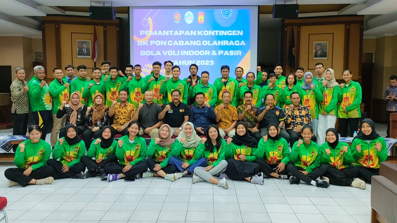 SIAP: Ketm KONI DIY Djoko Pekik Irianto, Ketum Pengda PBVSI DIY Kadarmanta Baskara Aji bersama tim bola voli DIY saat Pemantapan Atlet BK PON 2023 di Sasana Kridha. (Dok KONI DIY)