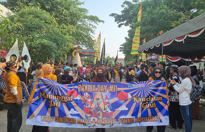 DAYA TARIK: Masyarakat antusias mengikuti Bakpia Day yang berlangsung di Ngampilan, Kota Jogja, (21/10). Lebih dari 10.000 bakpia dibagikan kepada masyarakat dan penonton di acara ini.