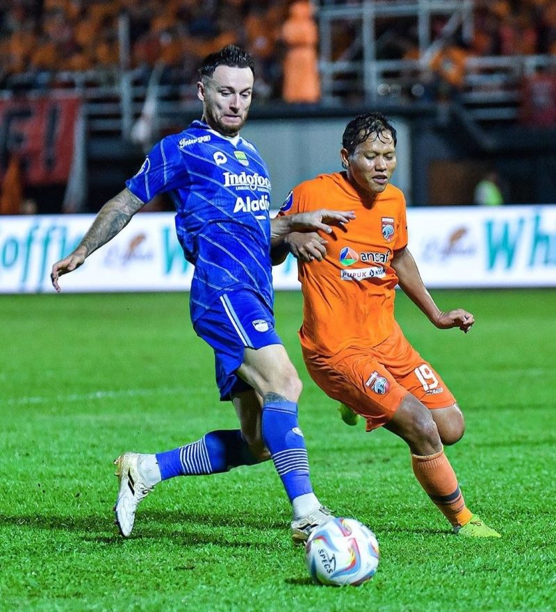 Marc Klok berebut bola dengan Adam Alis (IG Persib)
