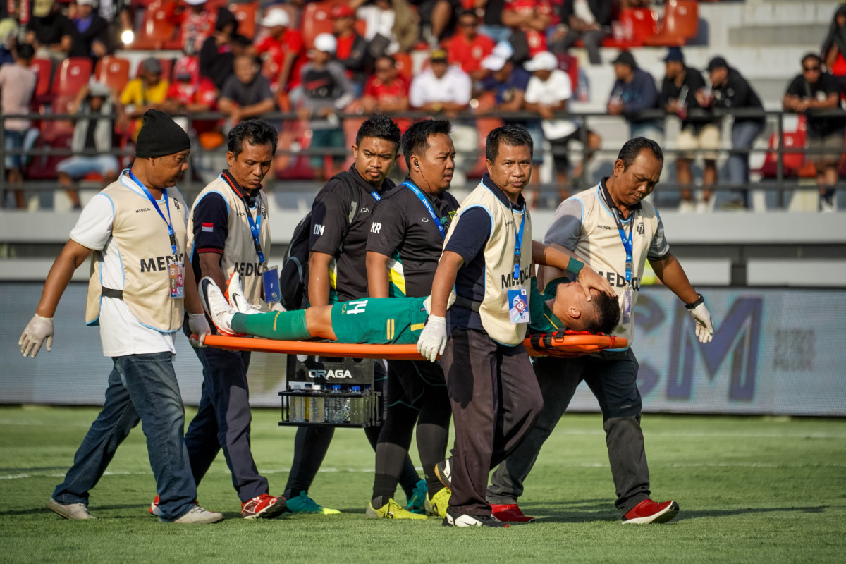 Sho Yamamoto cedera dah harus ditandu keluar lapangan, setelah menerima tekel dari Ricky Fajrin. (Dok Persebaya)