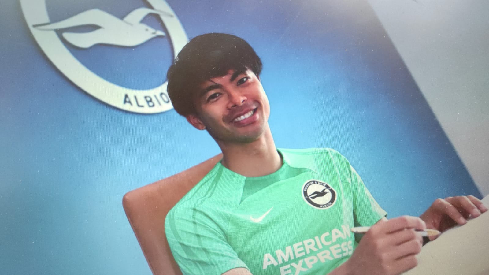 KAORU MITOMA tersenyum setelah tanda tangan kontrak