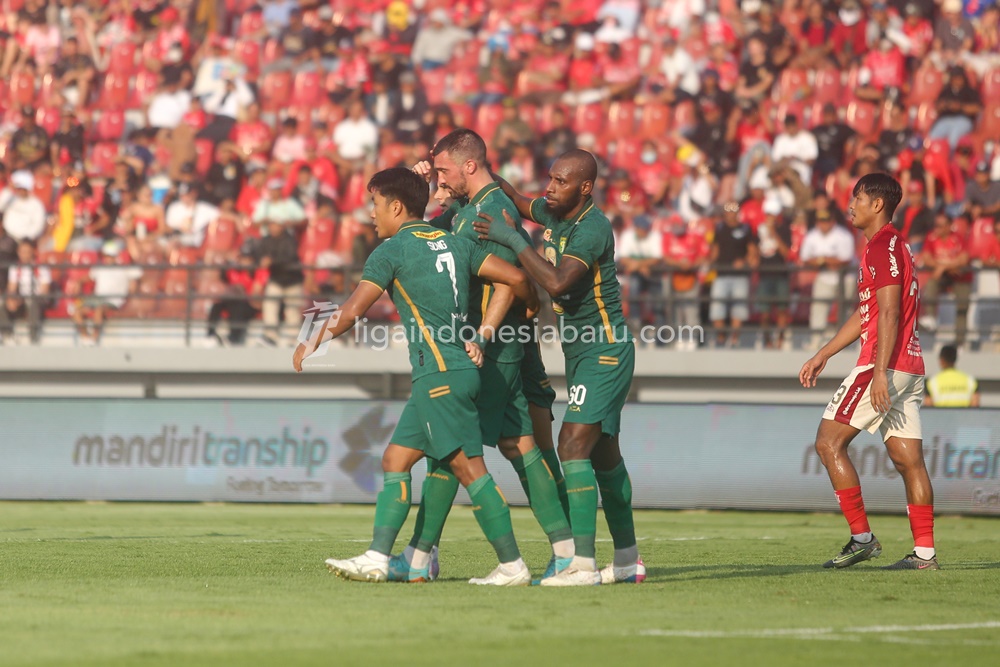 selebrasi para pemain persebaya setelah Dusan Stevanovic mencetak gol (LIB)