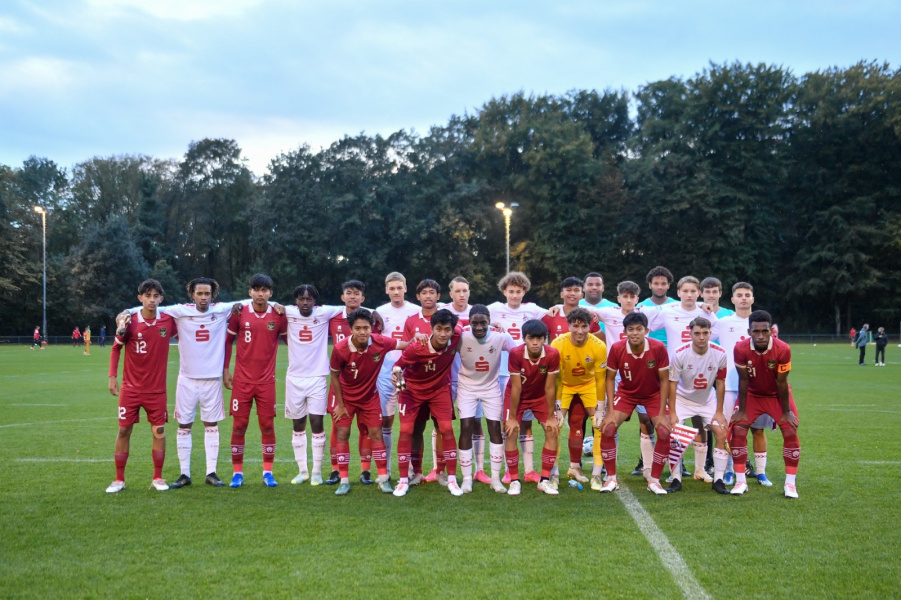 MANTAB: timnas Indonesia U17 dan FC Koln U17 foto bersama