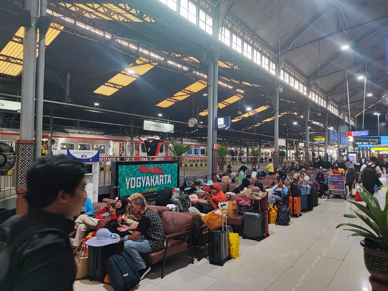 TUNGGU: Penumpang di Stasiun  Tugu Jogjakarta. (Daop 6/Radar Jogja)