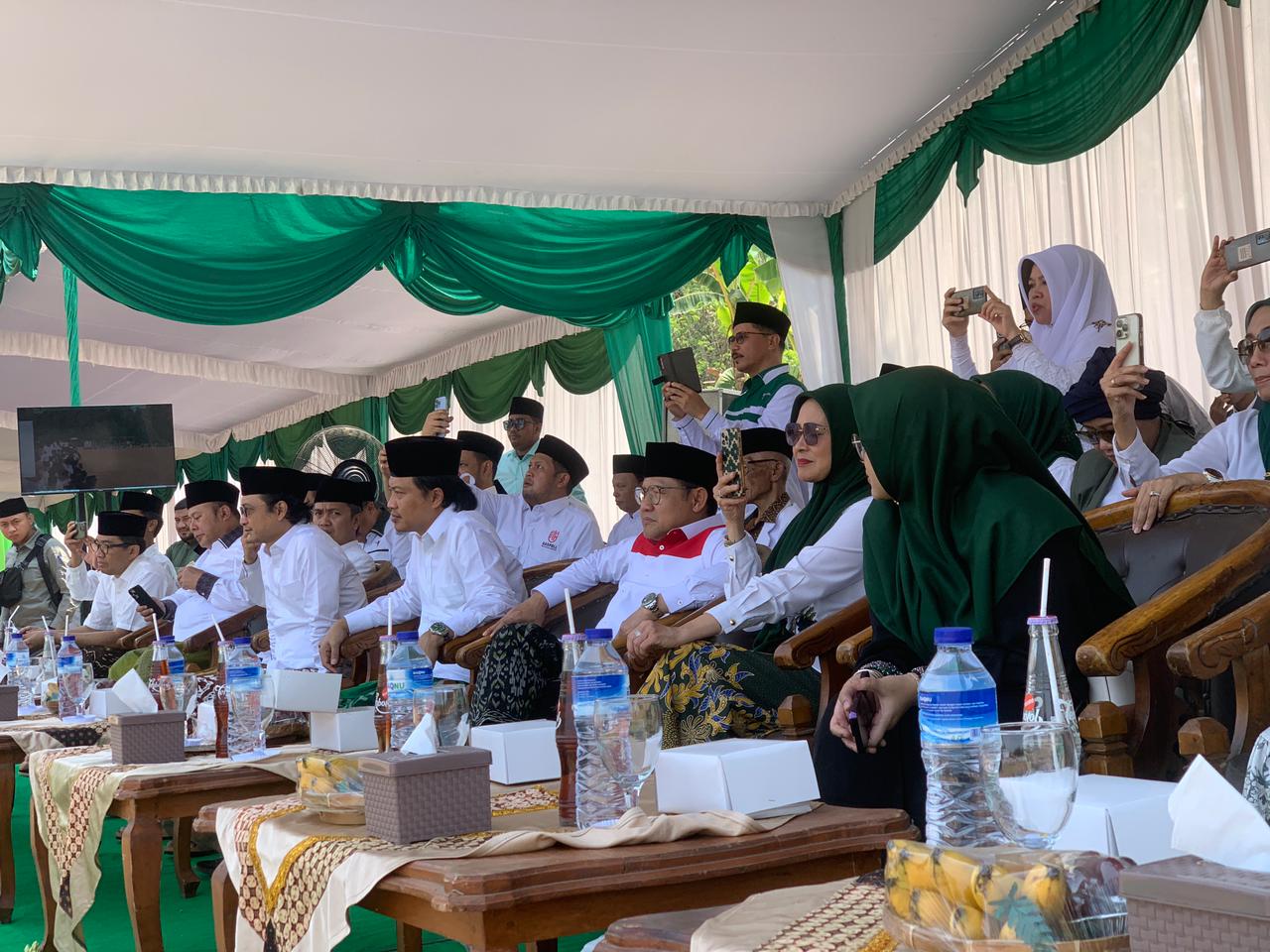 Bakal calon Wakil Presiden (cawapres) dari Koalisi Perubahan Muhaimin Iskandar bersama pengasuh Pesantren Asrama Perguruan Islam (API) Pondok Pesantren Salaf Tegalrejo KH Muhammad Yusuf Chudlori