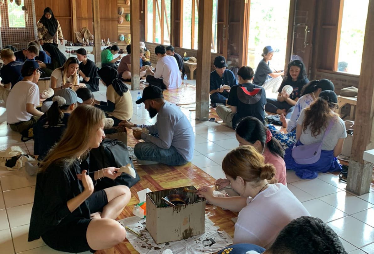 AJANG PROMOSI: Mahasiswa asing belajar membatik dalam kegiatan fam trip 2023 di Gunung Api Purba Nglanggeran akhir pekan ini. (Dok Dispar Gunungkidul)