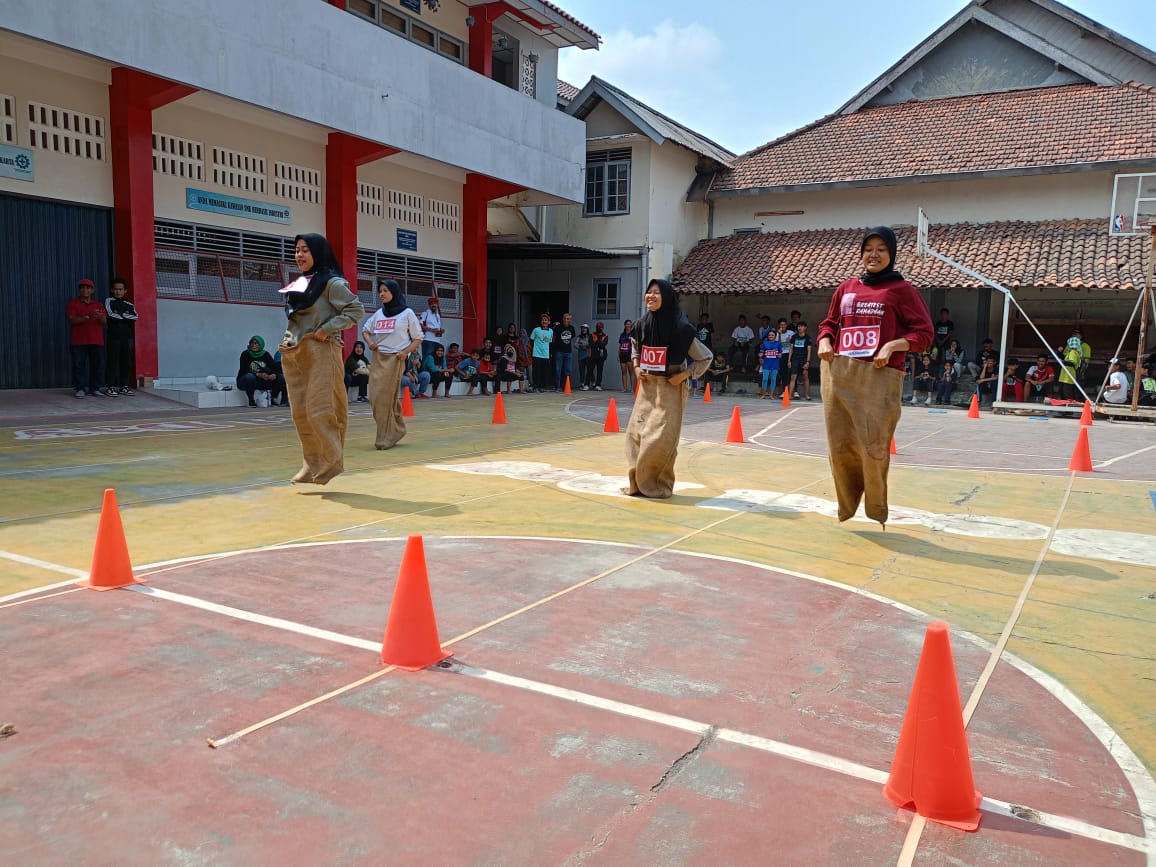 SEMANGAT: Gelaran lomba balap karung di SMKN 2 Jogja, Minggu (22/10). (Alfi Annissa Karin/Radar Jogja)