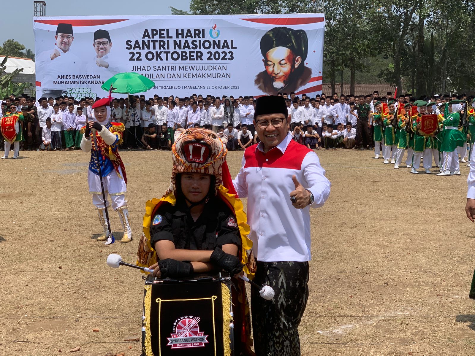BERFOTO: Bakal calon Wakil Presiden (bacawapres) dari Koalisi Perubahan Muhaimin Iskandar saat berfoto dengan salah satu peserta marching band yang usai tampil pada apel Hari Santri Nasional