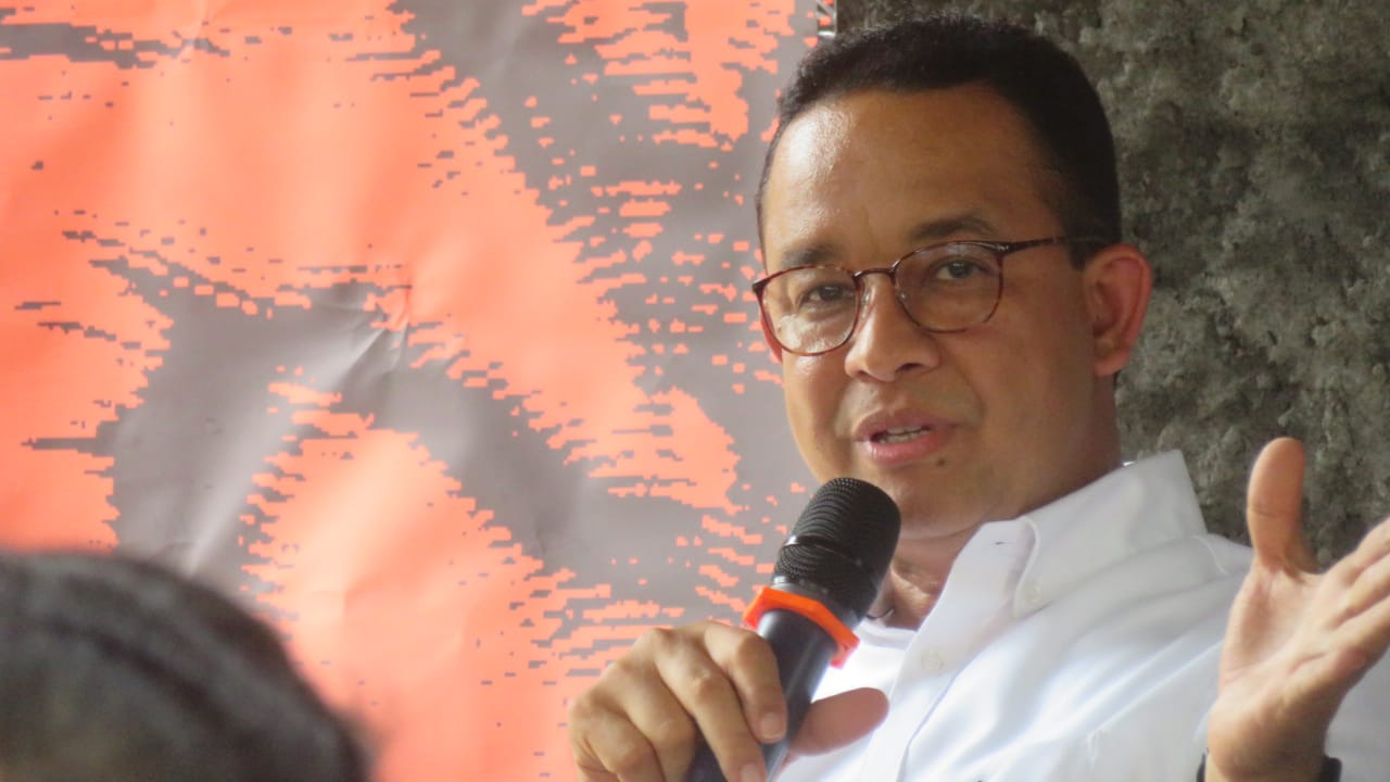 SANTAI: Anies Baswedan di Eternity Coffee Sleman, Minggu (22/10). (Dwi Agus/Radar Jogja)