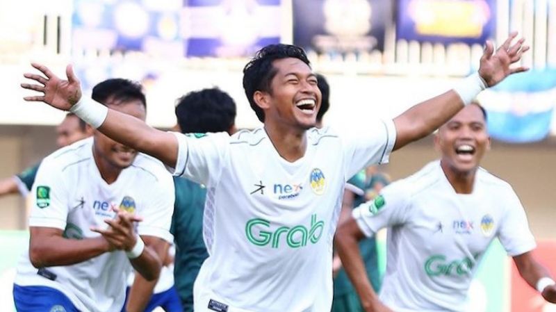 MANTAP: Pemain PSIM Jogja Indra Setiawan usai menjebol jala Persikab Bandung di Stadion Mandala Krida Jogja Minggu (22/10). (Dok PSIM)