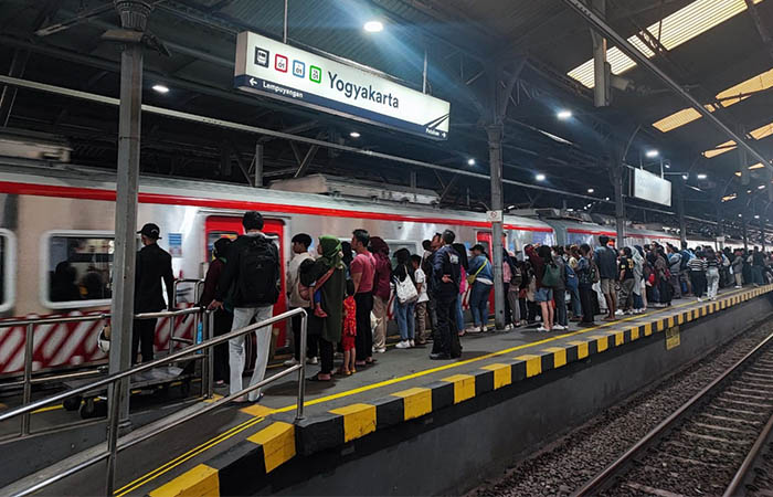 ILUSTRASI: Ramai Aktivitas penumpang kereta api di Stasiun Lempuyangan.