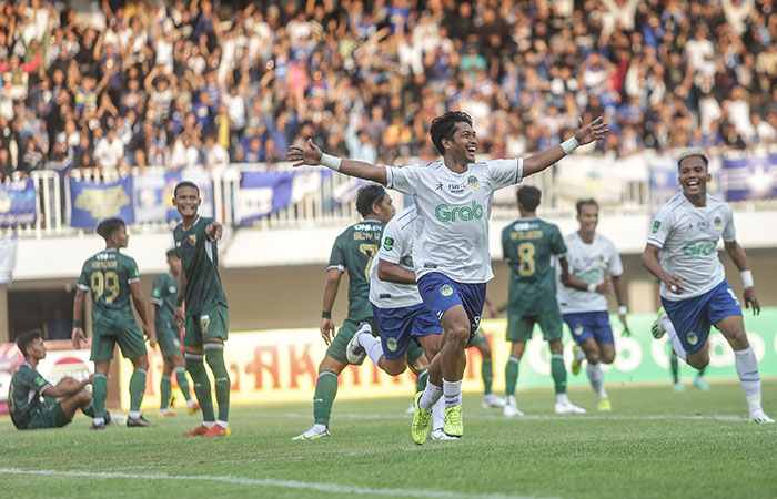 Selebrasi pemain PSIM Jogja Indra Setiawan usai membobol gawang Persikab Kabupaten Bandung kemarin (22/10).