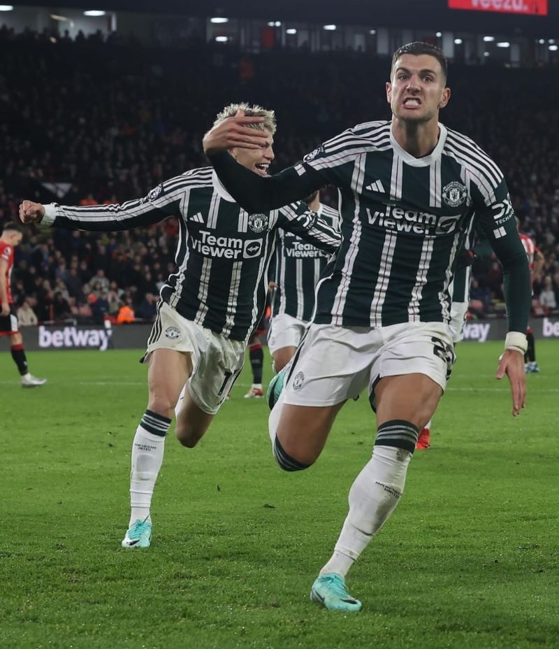 Selebrasi Diogo Dalot setelah membawa Manchester United unggul 1-2 atas Sheffield