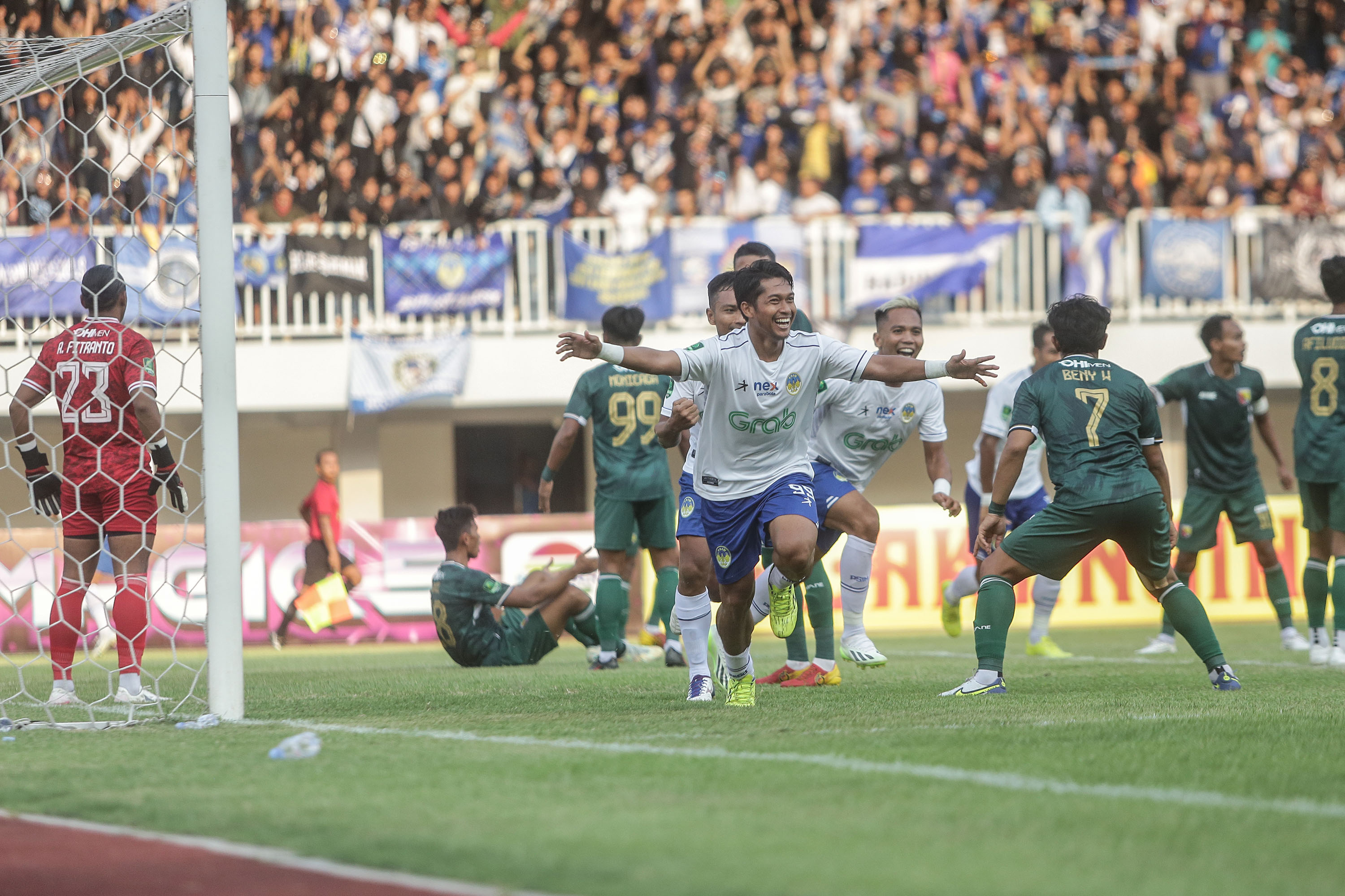 Penyerang PSIM Jogja Indra Setiawan melakukan selebrasi usai mencetak gol ke gawang Persikab Bandung.