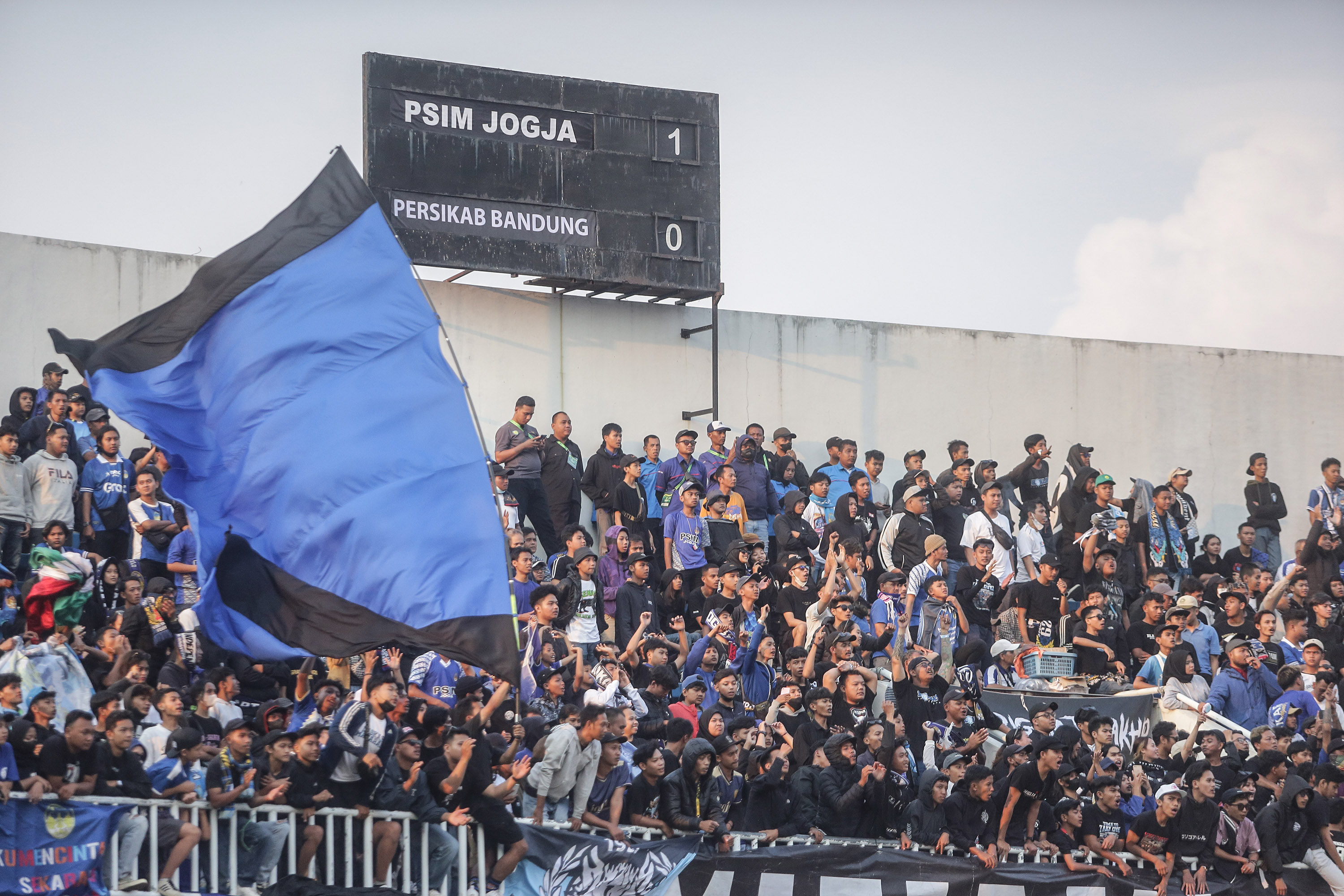 Para pendeman PSIM Jogja saat menyaksikan tim kebangganya mengalahkan Persikab Bandung.